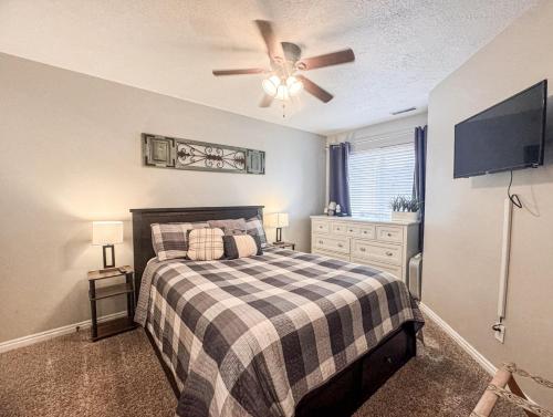 ein Schlafzimmer mit einem Bett und einem Deckenventilator in der Unterkunft Inn Building Condo 107 in Garden City