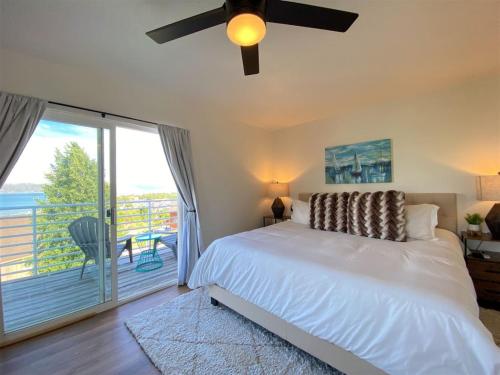 ein Schlafzimmer mit einem weißen Bett und einem Balkon in der Unterkunft Lake View Condo 902 4 in Garden City