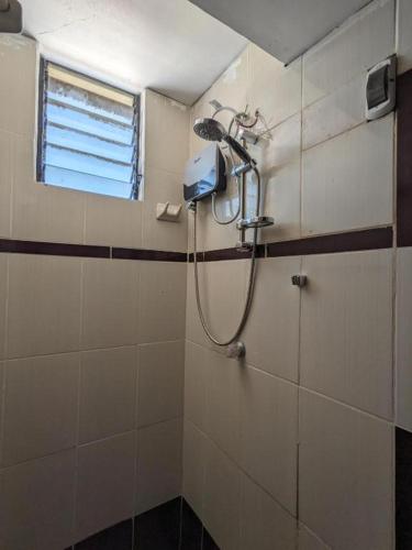 a shower in a bathroom with a window at MONOAMBIENTE Sicuani in Sicuani