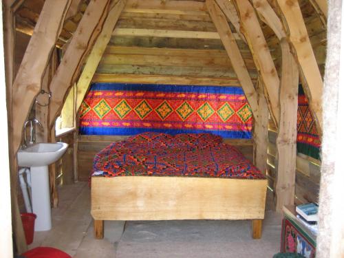 Tempat tidur dalam kamar di Bel-Zhan Yurt Lodge