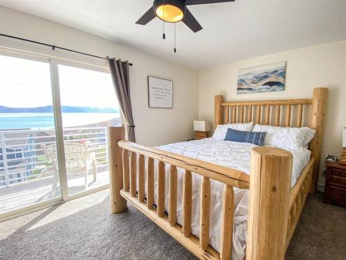 ein Schlafzimmer mit einem Bett mit Blick auf das Meer in der Unterkunft Lake View Condo 871 4 with amazing views in Garden City