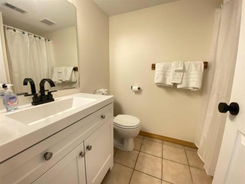 ein weißes Badezimmer mit Waschbecken und Toilette in der Unterkunft Lake View Condo 871 4 with amazing views in Garden City