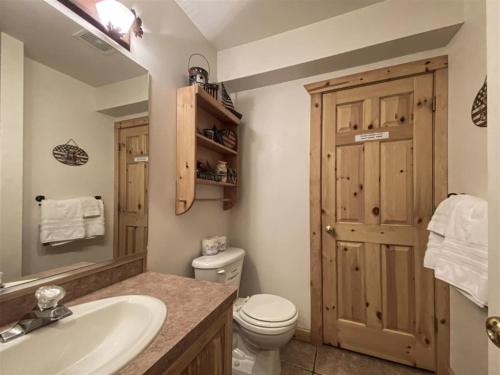 Ένα μπάνιο στο Lake View Condo 874 2, Bear Lake Views