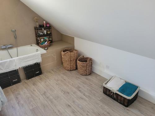 - Baño en el ático con bañera y cestas en Escapade Romantique, en Schiltigheim