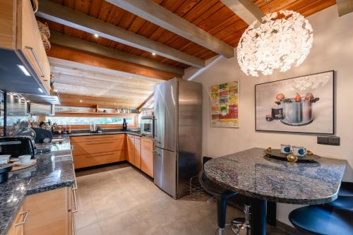 Il comprend une cuisine équipée d'un comptoir et d'un réfrigérateur. dans l'établissement Chalet Des Drus, à Chamonix-Mont-Blanc