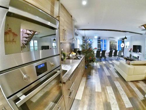 une grande cuisine avec un salon et une salle à manger dans l'établissement UnSejourAMetz - LeGrandJeu - 14 pers - 4 garages, à Metz