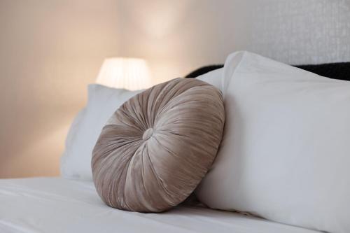 a pillow sitting on top of a bed next to a pillow at Doctor Sax House in Lenox