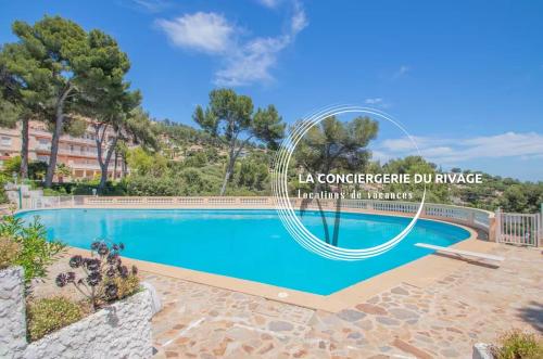une villa avec piscine dans un resort dans l'établissement Le Mont des Oiseaux - Piscine - Vue panoramique, à Hyères