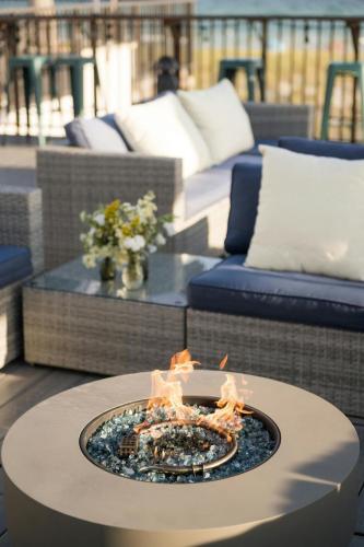 a fire pit in the middle of a table at SpringHill Suites by Marriott Navarre Beach in Navarre