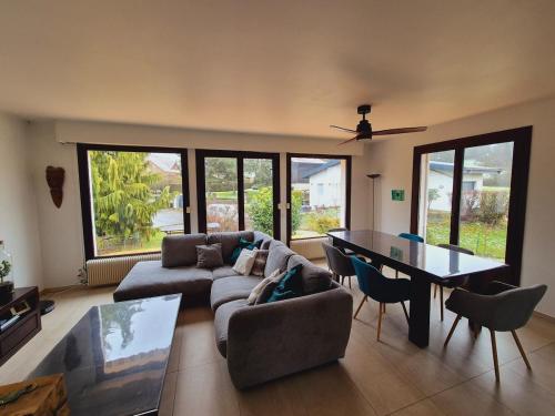 un salon avec un canapé et une table dans l'établissement Cabana & Maison aux pieds du Semnoz, à Quintal