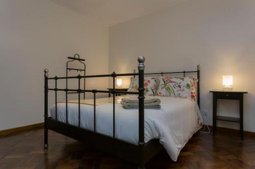 מיטה או מיטות בחדר ב-Garden Apartment, great for couple - Ponta Delgada