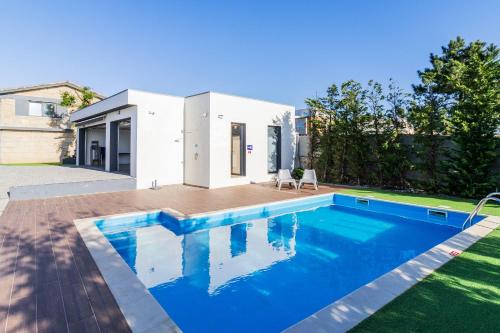 GIL LOVE - Luxurious V5 w Pool by LovelyStay