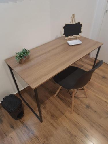 a wooden desk with a chair sitting next to it at Casa da Marquês in Petrópolis