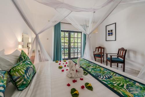 Postel nebo postele na pokoji v ubytování Diani Sea Resort - All Inclusive