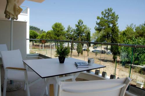Gambar di galeri bagi Hatzoudis Luxury Suites di Chrysi Ammoudia