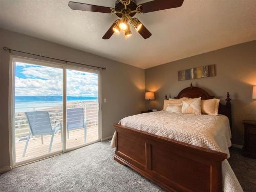 ein Schlafzimmer mit einem Bett und einem Deckenventilator in der Unterkunft Two Bedroom Lake View Condo 918 4, beautiful views in Garden City