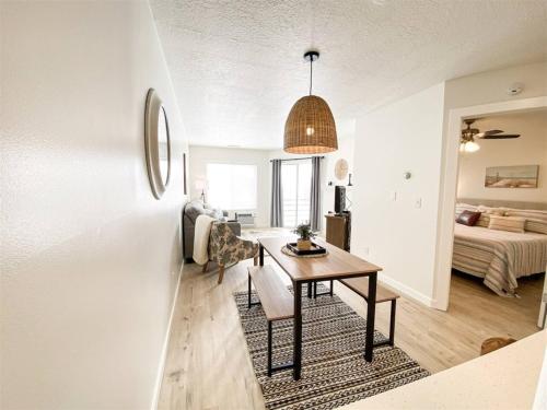 Ένα ή περισσότερα κρεβάτια σε δωμάτιο στο Inn Building Condo 213 Pet friendly, Patio view