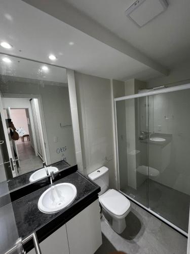 un bagno con wc, lavandino e doccia di APARTAMENTO EM CAMBOINHA PARA TEMPORADA EM JOÃO PESSOA, A 100M DO MAR E DE FRENTE A AREIA VERMELHAa a Cabedelo