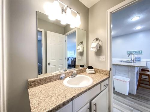 加登城Inn Building Condo 203, Remolded with Lake View的浴室里有洗手池和镜子