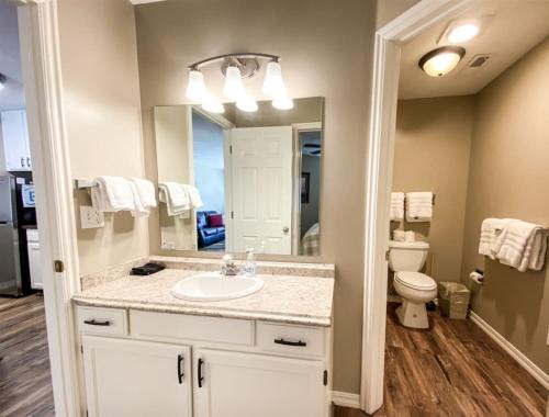 Ένα μπάνιο στο Inn Building Condo 102 Updated Ground Level