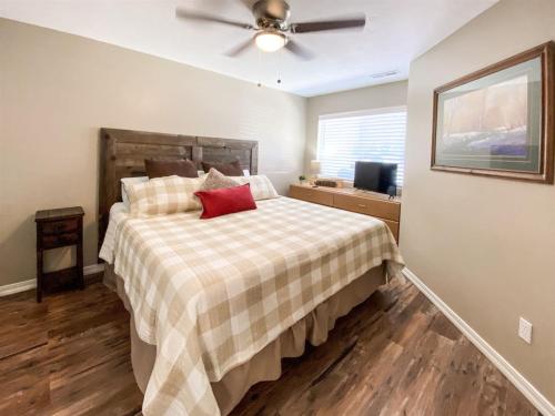 Ένα ή περισσότερα κρεβάτια σε δωμάτιο στο Inn Building Condo 102 Updated Ground Level