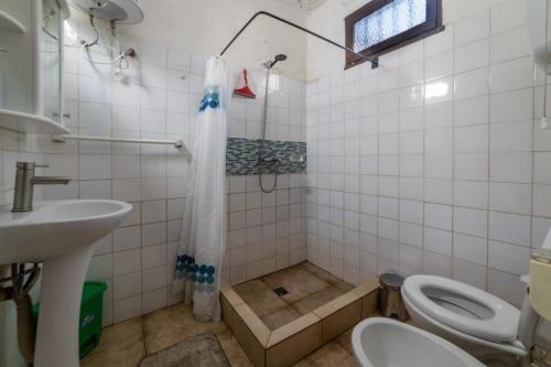 a bathroom with a toilet and a sink at Vista del Mar, Antoniopolis / La Paloma in Costa Azul