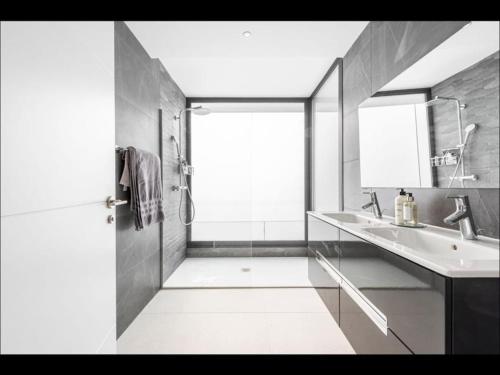 Ένα μπάνιο στο Villa Olivia