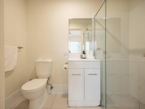 Koupelna v ubytování Walk to everything Modern 2Beds Apt with Easy Access