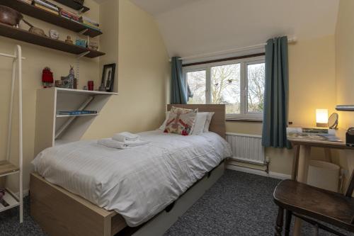 Una cama o camas en una habitación de Sandford Meadow Guest House