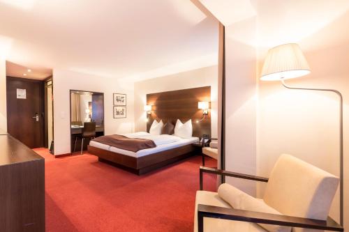 A bed or beds in a room at Hotel Kammerlander
