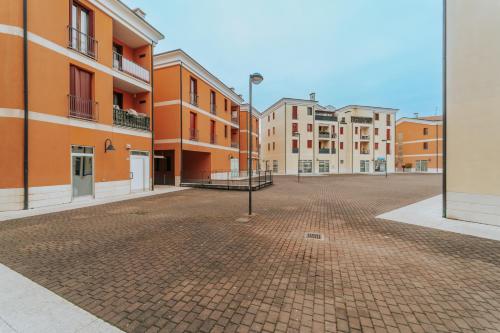 an empty parking lot in a city with buildings at cIVico Quattro in Montecchio Maggiore