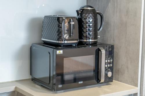 Kemudahan buat kopi dan teh di Boutique Lux London Apartments-Free Parking