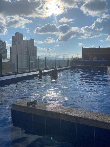 una piscina en la azotea de un edificio en Hermoso Apartamento Loft en Bogota Chapinero, en Bogotá