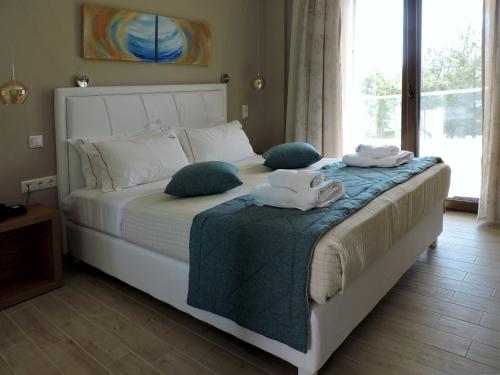 Un pat sau paturi într-o cameră la Hatzoudis Luxury Suites