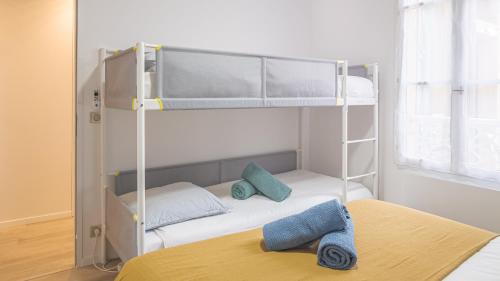 une chambre avec deux lits superposés et une table dans l'établissement L'Élégance Troyenne - Prox Hotel de Ville, à Troyes