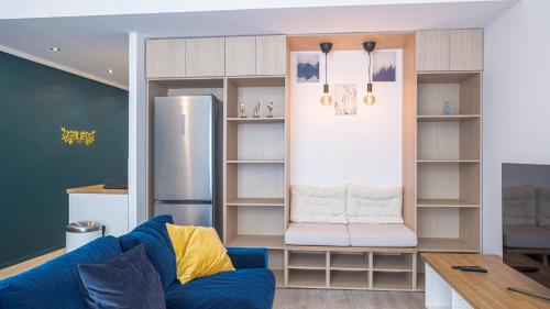 - un salon avec un canapé bleu et un réfrigérateur dans l'établissement L'Élégance Troyenne - Prox Hotel de Ville, à Troyes