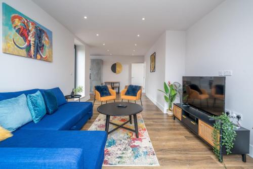 Televisyen dan/atau pusat hiburan di Boutique Lux London Apartments-Free Parking