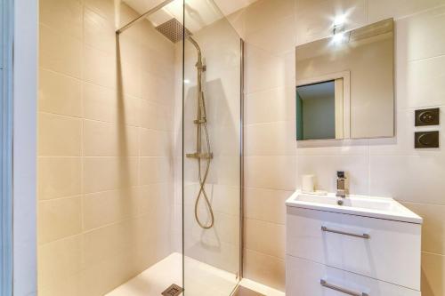 une salle de bain avec douche et lavabo dans l'établissement Le Cèdre Bleu - Bel appart climatisé quartier point du jour Lyon 5, à Lyon