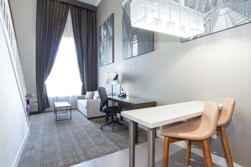 Ruang duduk di Sandman Signature Winnipeg Airport Hotel & Suites