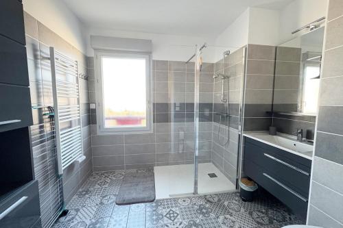 une salle de bain avec douche et lavabo dans l'établissement Le Karzingo Borda, à Saint-Jean-de-Luz