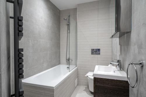 Bilik mandi di Boutique Lux London Apartments-Free Parking