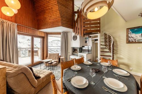 une salle à manger avec une table et un canapé dans l'établissement IMMODREAMS - Le Sassafras, à Avoriaz