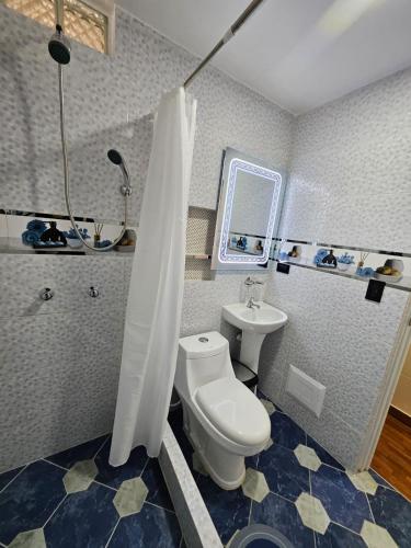 Ett badrum på Hotel Sumac Samari