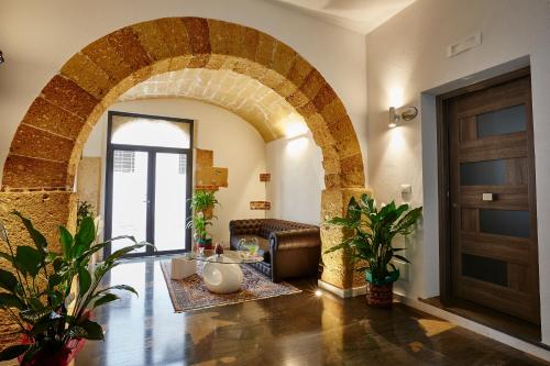 a living room with an archway and a door at Il Vecchio Marsala in Marsala