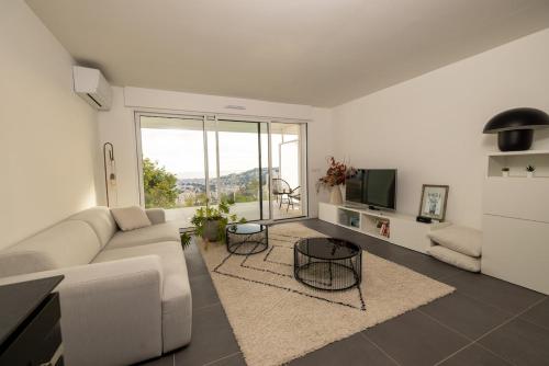 Photo de la galerie de l'établissement Appartement avec vue mer, terrasse privée et piscine, à Nice