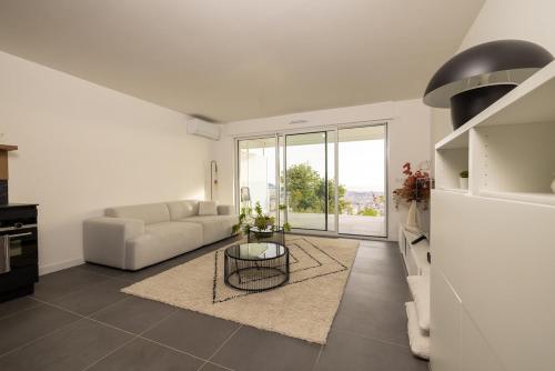 Photo de la galerie de l'établissement Appartement avec vue mer, terrasse privée et piscine, à Nice