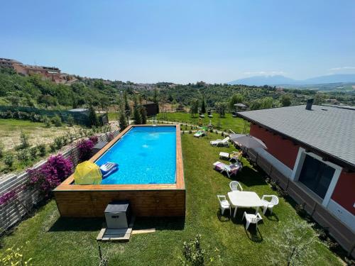 Bazén v ubytování B&B House nebo v jeho okolí