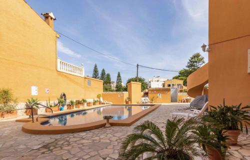 un cortile con piscina in un edificio di Paraiso del Sol a Denia