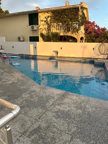 Dilan apartments by the seaの敷地内または近くにあるプール