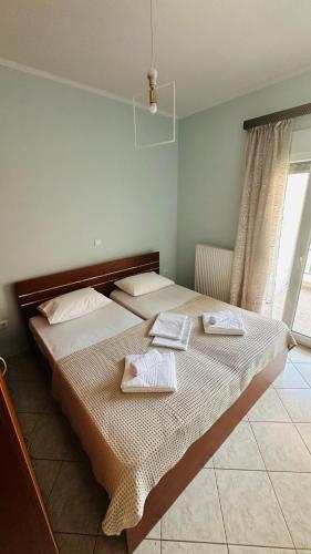 カリテア・ハルキディキにあるKSD apartmentのベッドとタオル2枚のある寝室